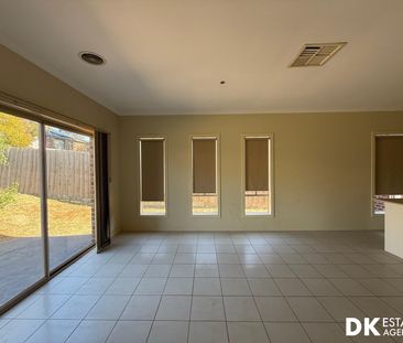 Spacious 4 Bedroom House in Tarneit - Photo 2