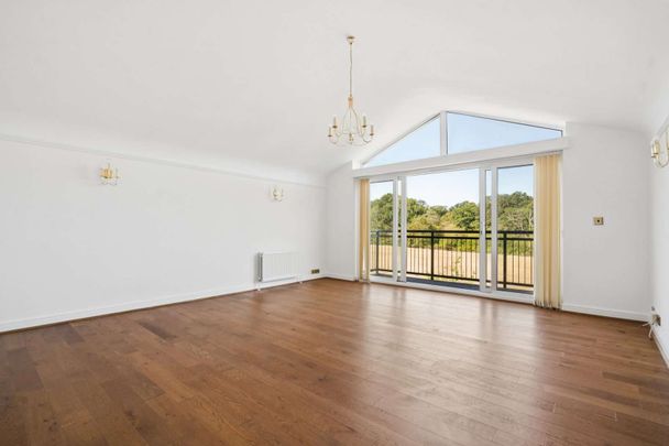 A top floor two double bedroom apartment located within a gated development. Available Now on an unfurnished basis. - Photo 1