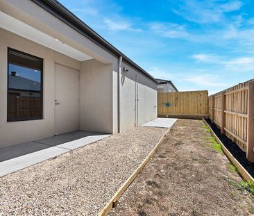Perfectly located Tarneit home, offering space, comfort and style - Photo 6