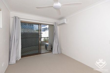 Prime Main Beach Apartment with New Carpet and Freshly Painted Ceiling for Rent - Photo 4