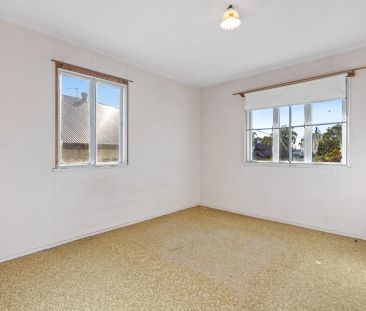 Spacious Family Living on a Generous 1,591sqm Block – Rochedale South - Photo 3