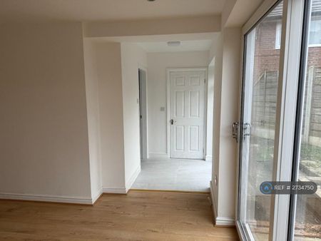 3 bedroom semi-detached house to rent - Photo 3