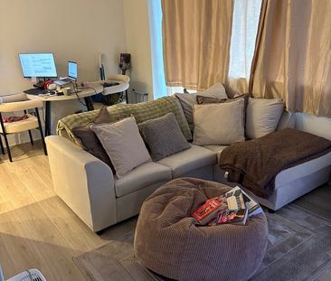 1 Bed Flat, London, E15 - Photo 2