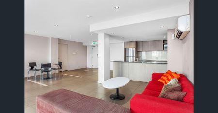 SPACIOUS 3x2 WITH EXPANSIVE COURTYARD - Photo 3