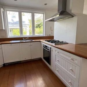 Spacious Family Home in the Heart of Devonport - Photo 2