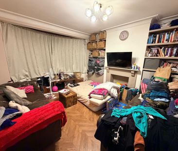 5 Bed Terraced House, North Circular Road, N13 - Photo 2