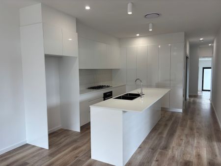 Brand new 3 bedroom duplex! - Photo 3