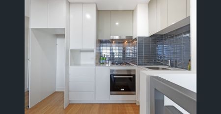 Furnished, light, privacy and location in a two-level apartment - Photo 4