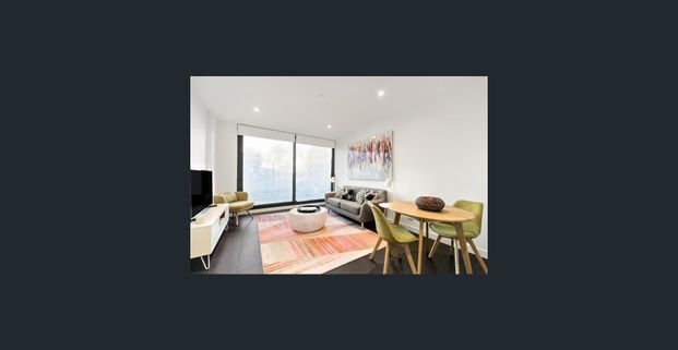 STUNNING 2 BEDROOM APARTMENT - Photo 1