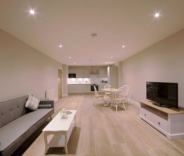 BMW House, Petersfield Avenue, Slough,SL2 - Photo 1