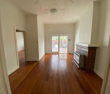 Charming 1930s Art Deco Duplex in a Quiet, Convenient Location **Ap... - Photo 1