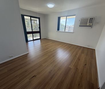 Freshly renovated 2 by 1 unit - Photo 4