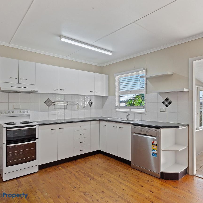 Close to City Centre with huge ADDITIONAL SHED! - Photo 1