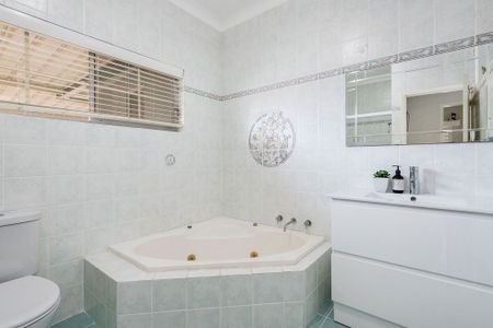 Beautifully Presented Home in Sought-After Elizabeth Macarthur Estate - Photo 5