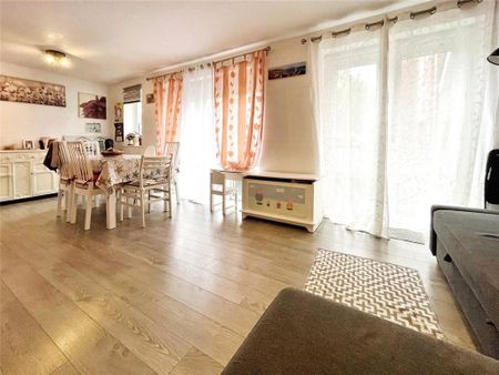 2 bedroom flat to rent - Photo 2