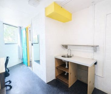 Furnished Single Bedroom - Photo 1