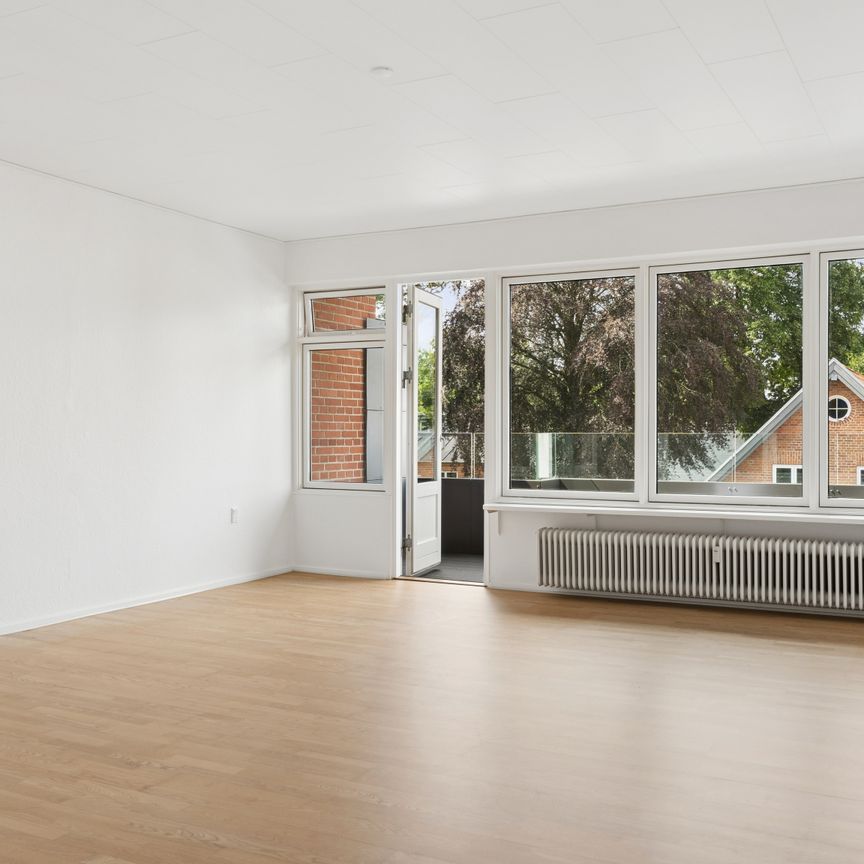 Nyrenoveret, stor 3 vær lejlighed med privat altan på øverste etage - Foto 1