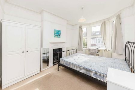 3 bedroom flat to rent - Photo 2