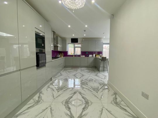 5 Bed Semi-Detached House, Fairmead Road, CR0 - Photo 1