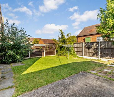 3 Bedroom Semi-Detached House for rent in Bloomhill Court, Moorends... - Photo 2