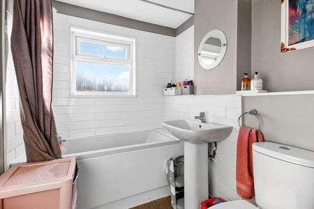 Fountains Garth, Bracknell, RG12 - Photo 2