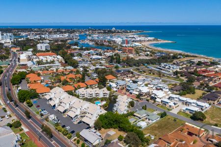 Beautifully Furnished 3 Bedroom 2 Bathroom Apartment with Pool Views - Photo 4