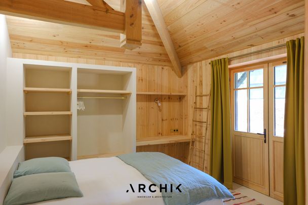 Architecture d'inspiration Ferret-Capienne, cette maison de 210 m2 construite en 1969 s'inscrit sur un beau terrain arboré d'environ 1 150 m2, idéalement situé à proximité immédiate de la plage et du village de l'Herbe au Cap Ferret. - Photo 1