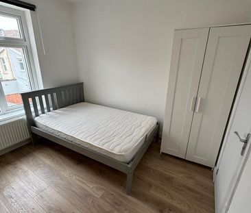 Room in a Shared House, Cairns Crescent, BS2 - Photo 2