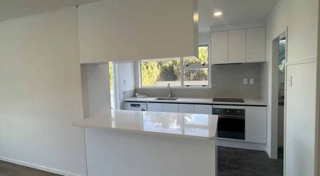 Newly renovated 3 bedrooms home in Torbay - Photo 4