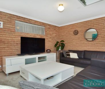 Family home with pool - just in time for Summer! - Photo 1
