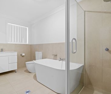 Spacious Three Bedroom Townhouse With Air Conditioning - Photo 4