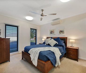 Spacious Family Home with a Pool! - Photo 5