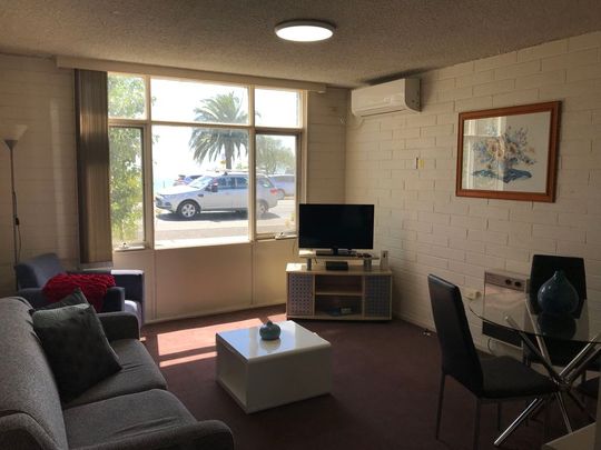 FURNISHED CBD UNIT - 6 MONTH LEASE - Photo 1