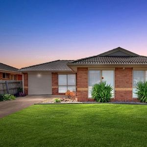 19 Belinda Close, Kurunjang, VIC 3337 - Photo 2