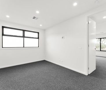 Luxury Living in a Prime Mount Waverley Location - Photo 1