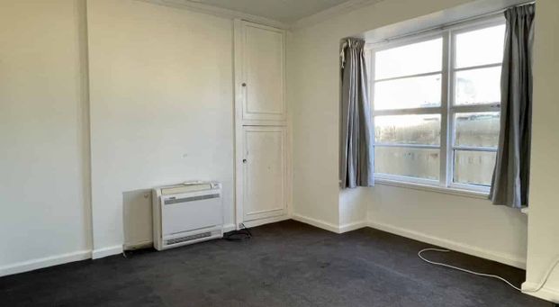 **4 Bedroom and 1x Bathroom House** - Photo 1