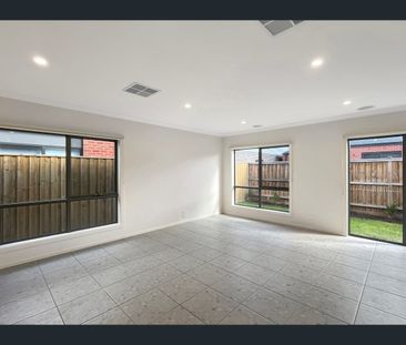 8 Leith Road, Thornhill Park, Vic 3335 - Photo 2