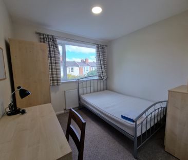 9 Bed Student Accommodation - Photo 3