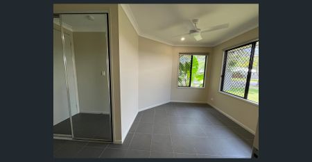 Family home with pool & mountain-view lifestyle - Photo 4