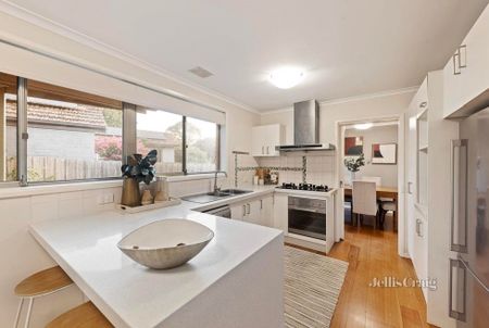 5 Smithdene Avenue, Ringwood East - Photo 2