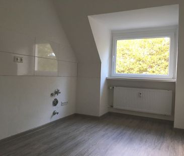 *** Charmante DG-Wohnung in Schlossnähe! *** - Photo 2