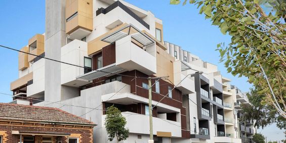 Stylish Apartment Living in the Heart of Moonee Ponds - Photo 3