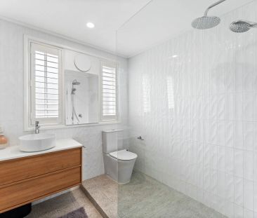 Beautifully Renovated, Light-Filled Two-Bedroom Apartment with Leaf... - Photo 1