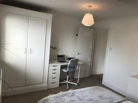 4 bedroom flat to rent - Photo 3