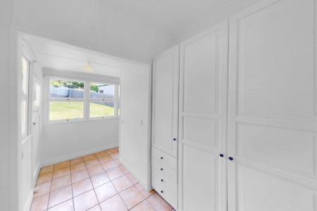 Charming 3 Bedroom House in Quiet Street - Photo 2