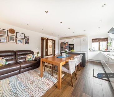 4 bedroom detached house to rent - Photo 3
