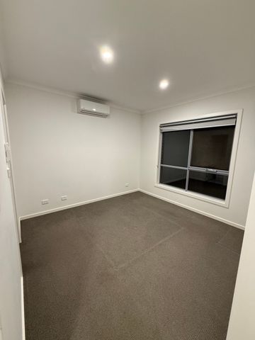 Altona North - Photo 2