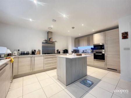 Truesdales, Ickenham, UB10 - Photo 4