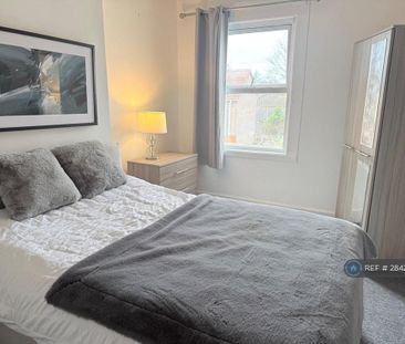 1 bedroom in a house share to rent - Photo 2