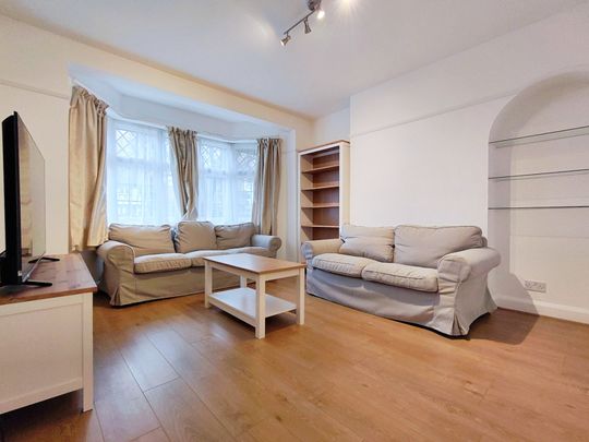 Princes Gardens, West Acton, London, W3 - Photo 1